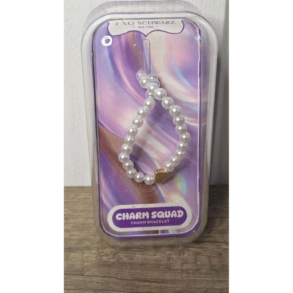 FAO Schwarz Charm Squad Kids Pearl Bracelet Gold Heart Charm White 1020985 NEW